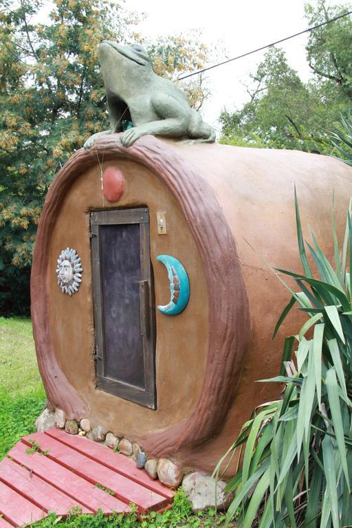 Hobbit Hut Hotel Geyserville Exterior photo