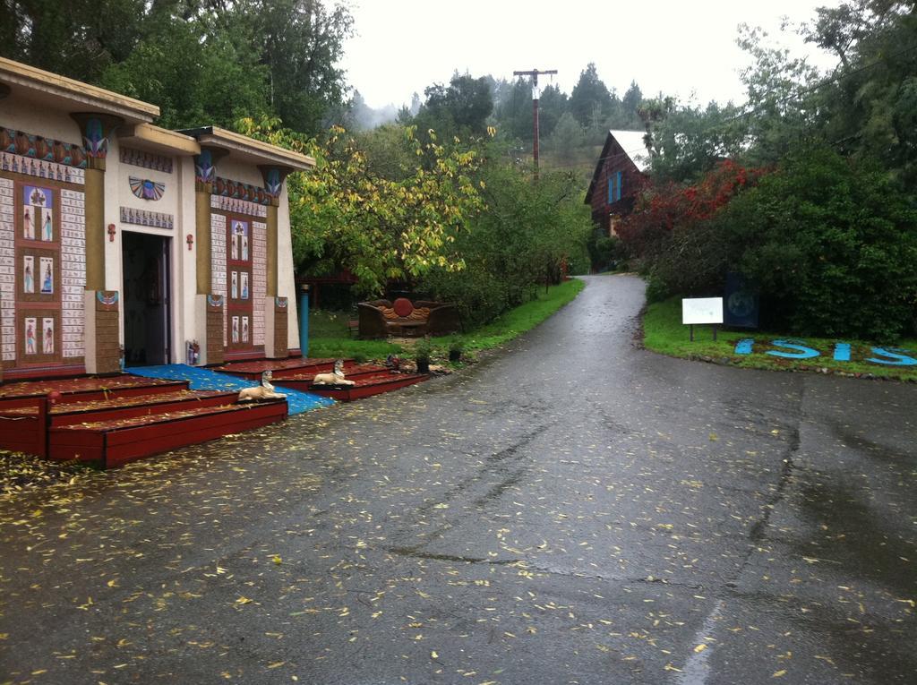 Hobbit Hut Hotel Geyserville Exterior photo