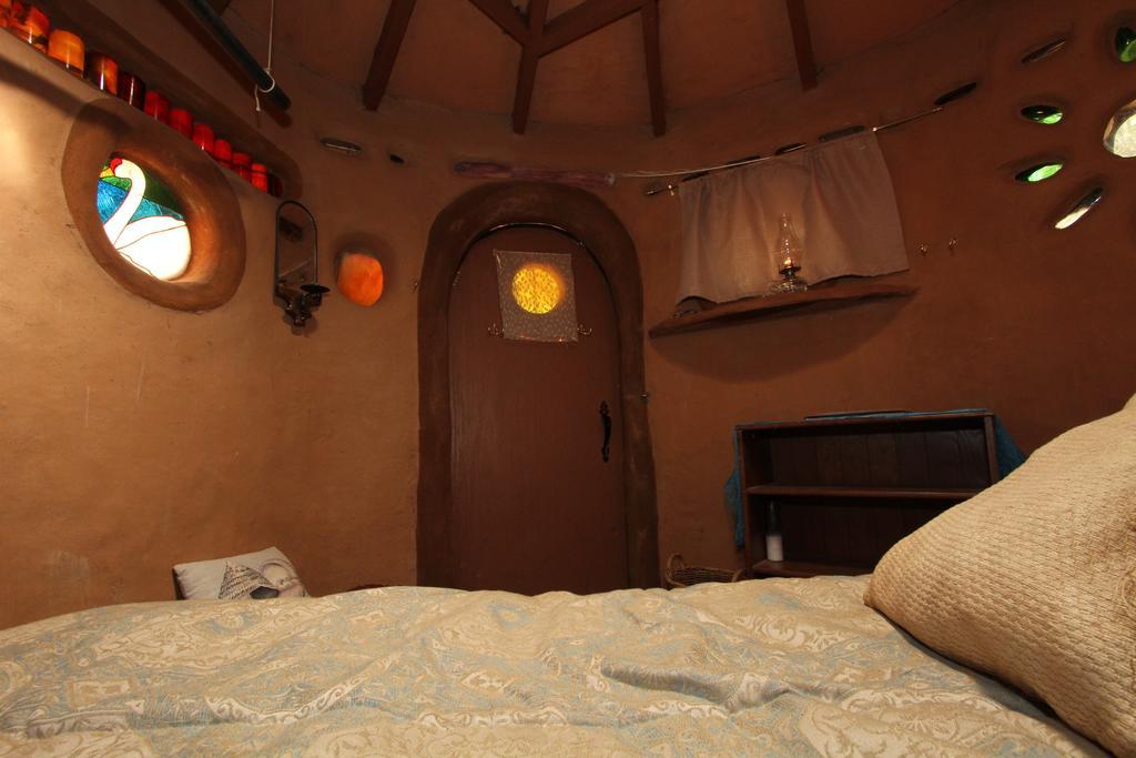 Hobbit Hut Hotel Geyserville Room photo